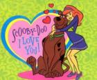 Дафна охватывающей Scooby Doo